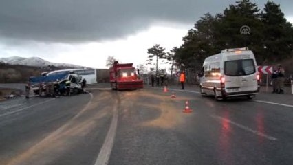 Otobüsle Kamyonet Çarpıştı