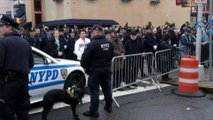 New York : des milliers de policiers rendent hommage à un agent assassiné