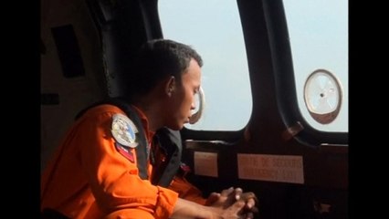 Air search resumes following AirAsia plane crash