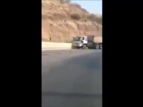 Pakistani Brave Men Stop a Brake Failed 22 Wheeler Truck