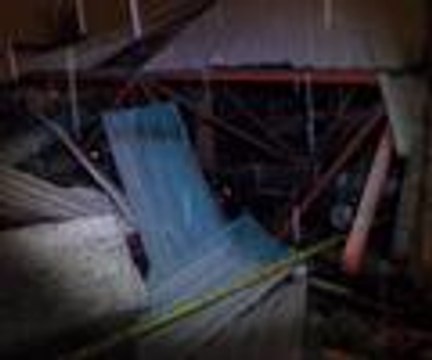 Kapalı pazar yeri ve otoparkın çatısı çöktü