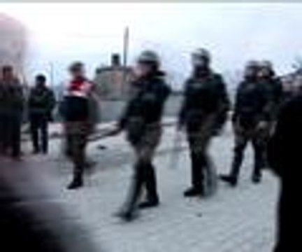 Vurulan hırsızlık zanlısının yakınları ev kundakladı