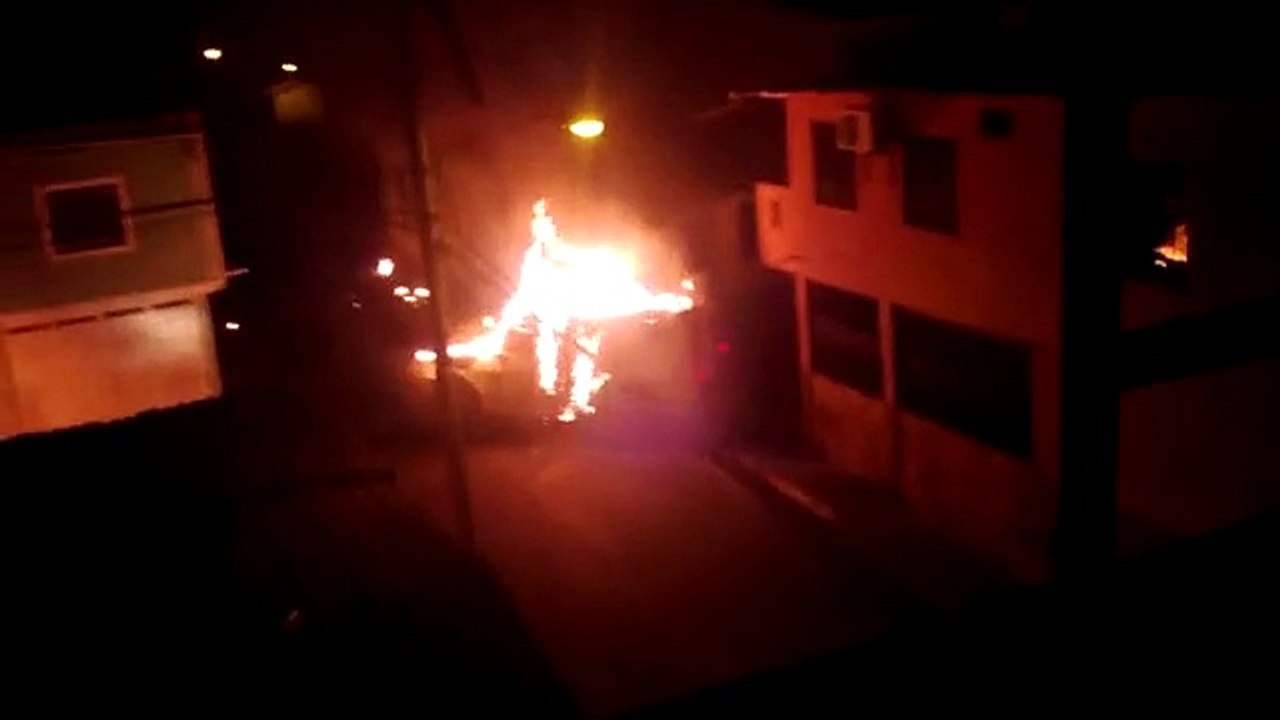 Tanqueta en llamas.  San Cristóbal - Estado Táchira 21 03-2014 10-30 p.m.
