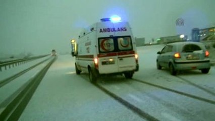 Takla Atan Araçta Sıkışan Yaralıyı Güçlükle Çıkardılar
