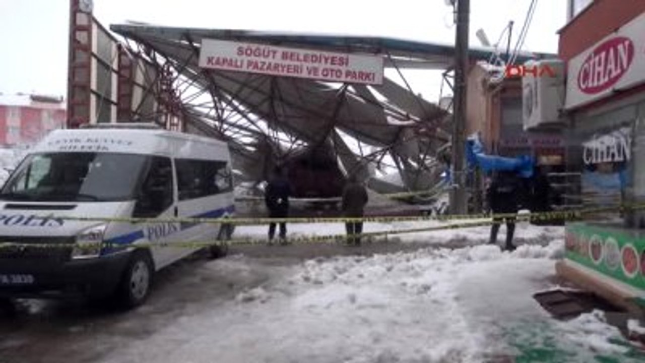 Bilecik Söğüt'te Kapalı Pazaryeri Çatısı Çöktü, 100'e Yakın Araç Hasar Gördü-1