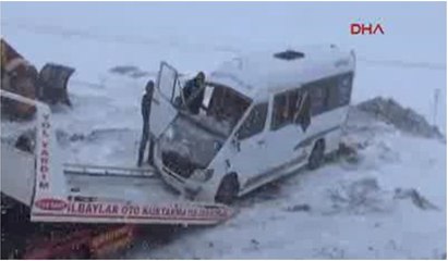 Öğretmenleri taşıyan servis devrildi