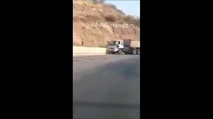 Pakistani Brave Men Stop a Brake Failed 22 Wheeler Truck
