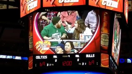 Dispute d'un couple pendant une Kiss Cam