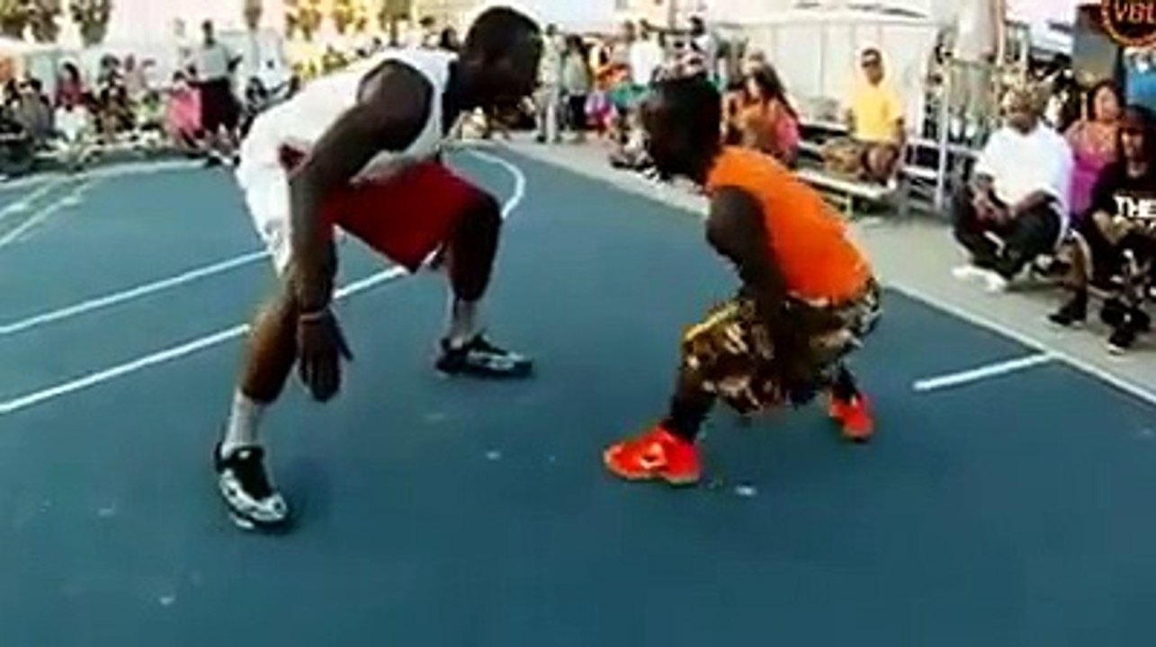 Conheça a estrela do basquete de apenas 1,30m