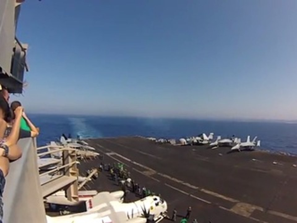 Un avion de chasse passe le mur du son au ras de la mer