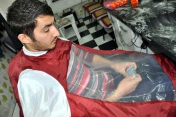 Kuaförden Cep Telefonu İçin Şeffaf Tıraş Önlüğü