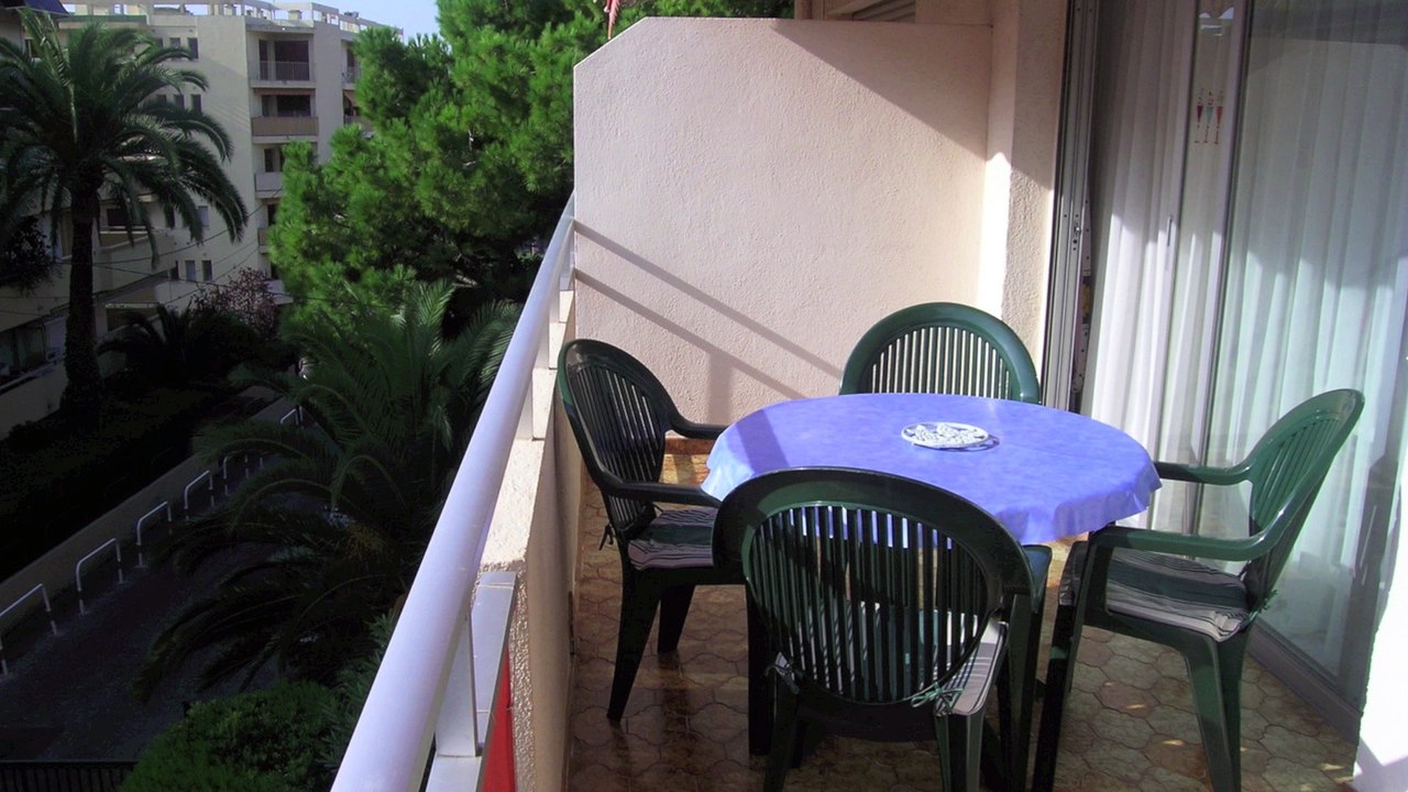 JUAN LES PINS Studio A VENDRE - Quartier Rostagne - 31M² Proche Plage