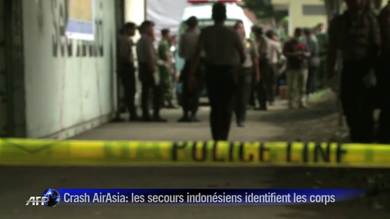 Crash AirAsia: les secours indonésiens identifient les victimes