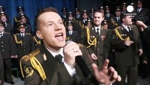 Coro do Exército Vermelho canta e dança 'Happy'