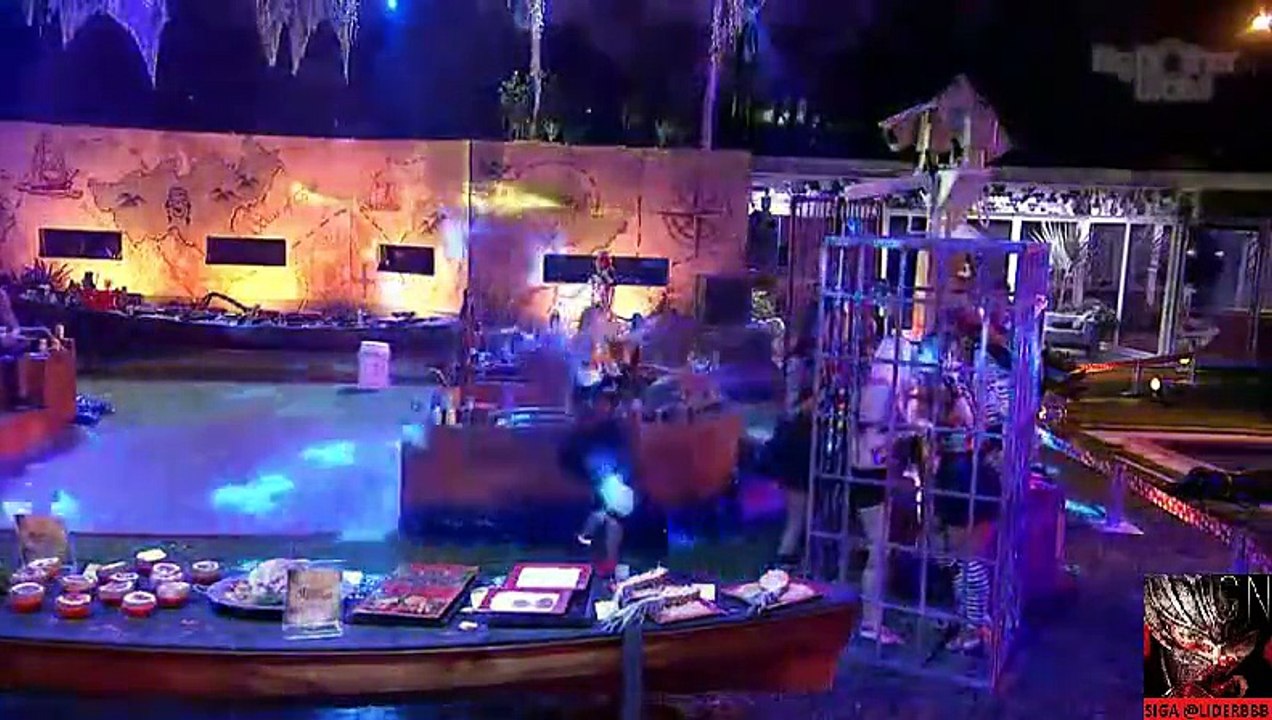 BBB14 - Festa Pirata - Aline Beija Clanessa na Gaiola #AquecimentoBBB