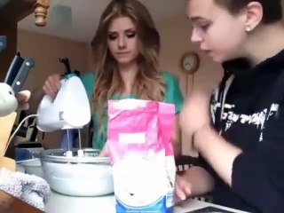 Kendini Karıştıran Şaşkın Kız