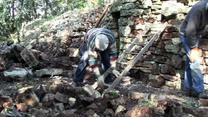 Chantier de restauration la Zébrine capitelle d'Arpaillargues (Décembre 2014)