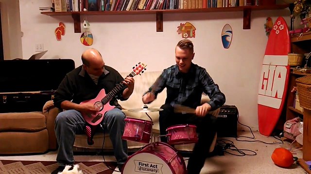 Jouer du thrash metal avec des instruments de musique pour enfants