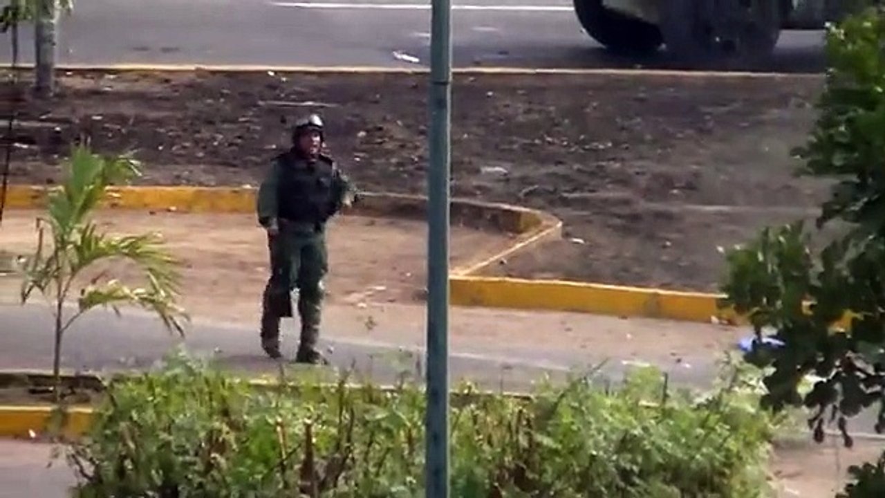 GNB Arremetiendo contra los estudiantes en Lara #4A