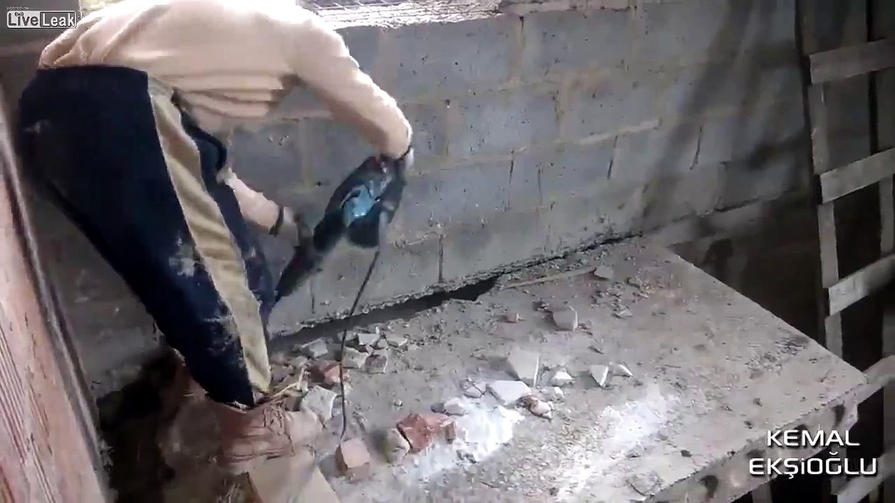 Bindiği Dalı Kesen İnşaat İşçisi