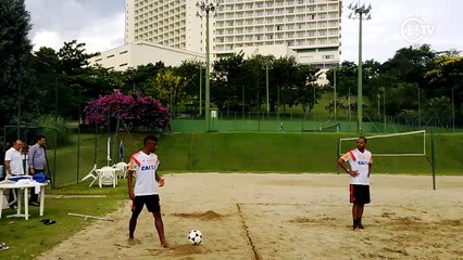 Скачать видео: Jogadores do Fla se divertem em futevôlei após o treino