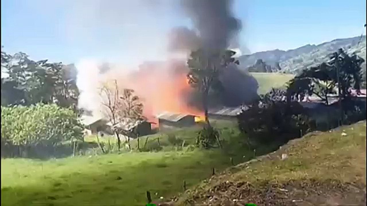 Énorme explosion d'une usine de feux d'artifices en Colombie