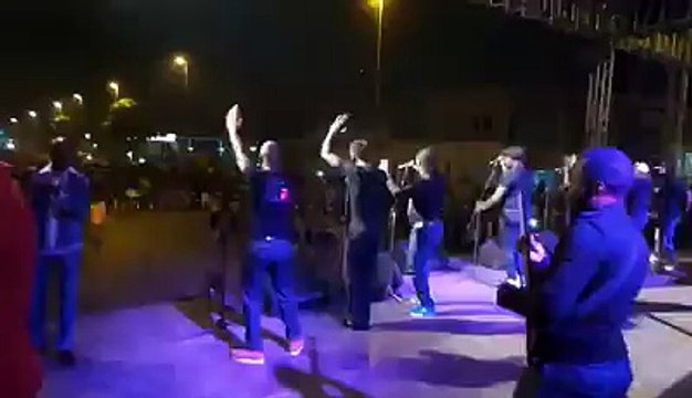 Guillaume Soro sur la scène avec le chanteur congolais Roga Roga