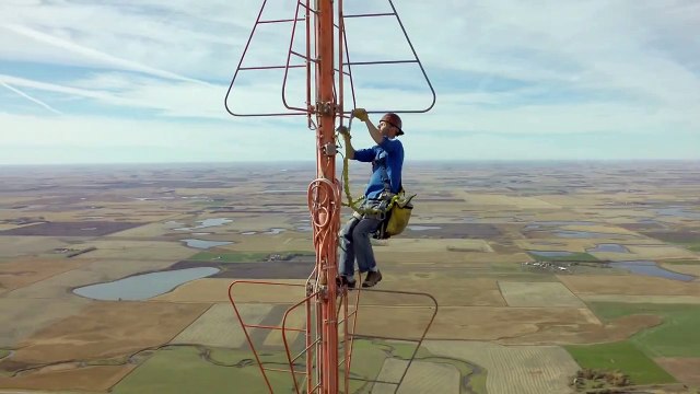 il grimpe en haut d'une antenne de 450m de haut ! Vidéo Il grimpe à un lampadaire pour faire des tractions à plus de