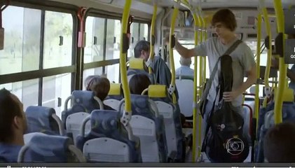 História Perina - 16-07-14 (Cena 3) Pedro encontra Karina chorando no ônibus.