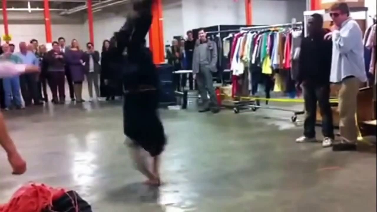 Incrível, policial faz performance de breaking contra artista de rua