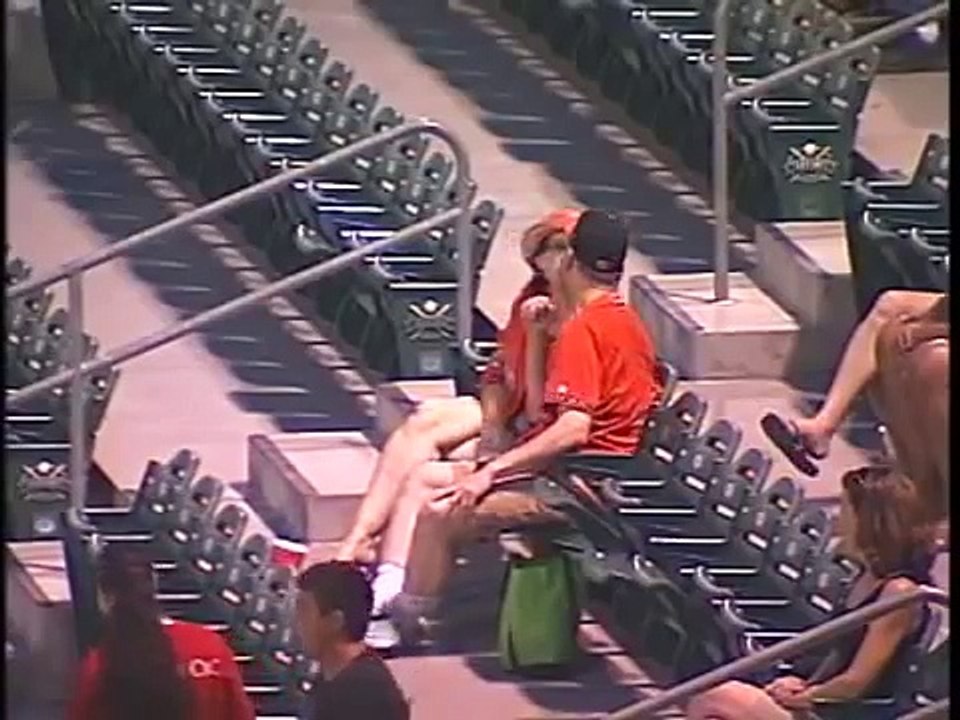Il envoie ballader sa copine en Kiss Cam car il est au téléphone