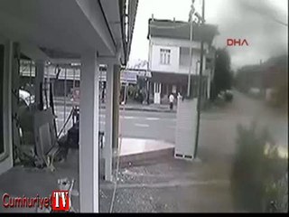 Motosiklet sürücüsü iki otomobil arasında sıkışarak öldü