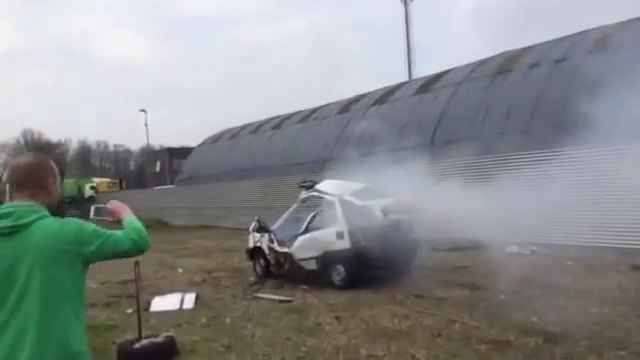 Exploser une Voiture avec des feux d'artifice pour fêter la nouvelle année!