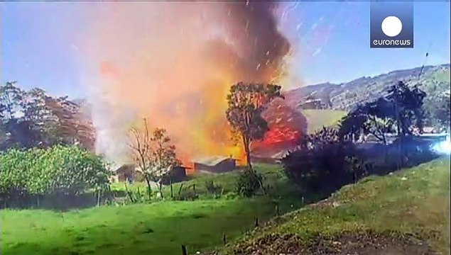 Colombia. Spettacolare esplosione in fabbrica fuochi artificiali