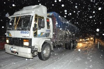Tipi ve Çığ Yüzünden Erzurum'da Ulaşım Durdu