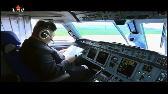 Kim Jong-un pilote un avion de ligne