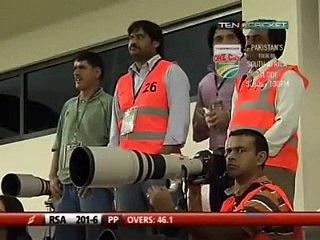 Shoaib Akhtar first broke the Helmet then Wicket of BOTHA