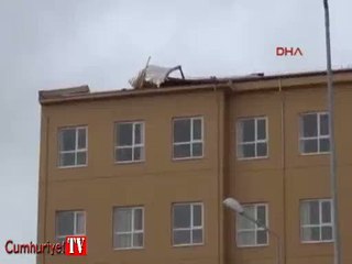 Saatte 70 km hıza ulaşan fırtına çatıları uçurdu