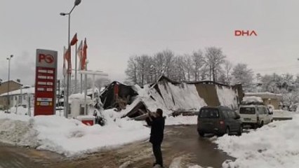 Keles?te Halı Saha ve Akaryakıt İstasyonlarının Çatısı Çöktü