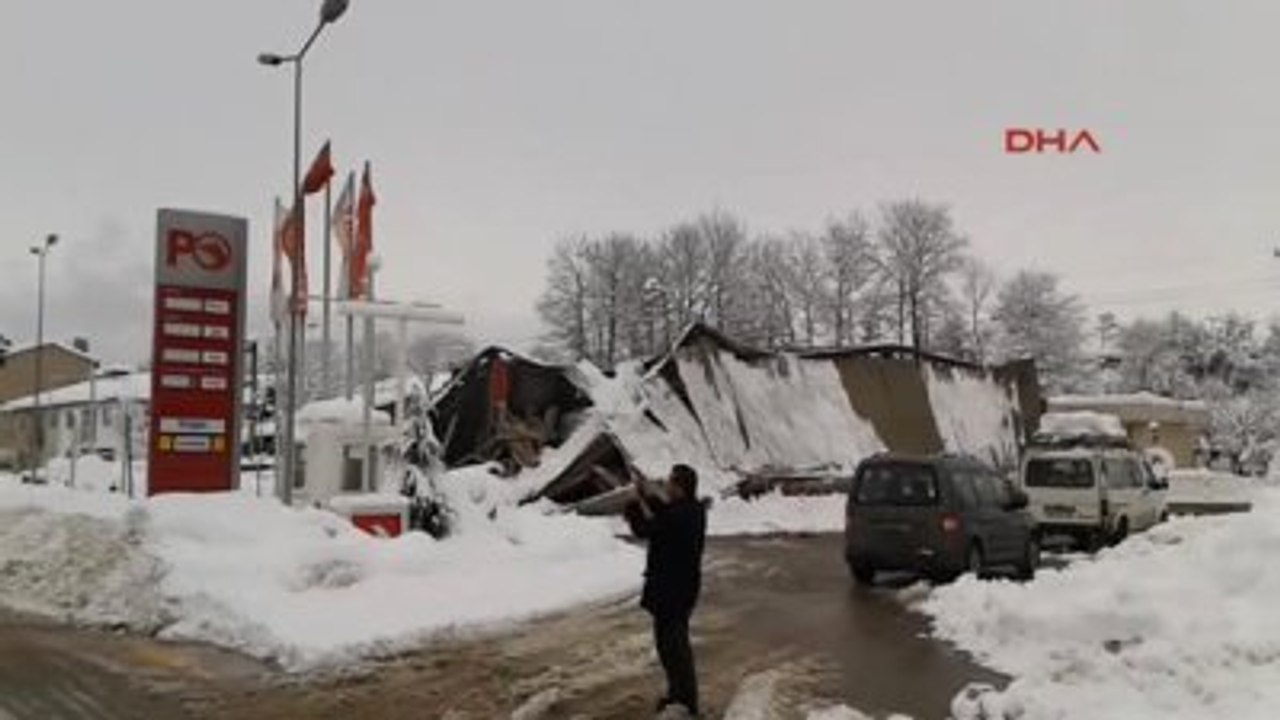 Keles?te Halı Saha ve Akaryakıt İstasyonlarının Çatısı Çöktü