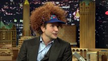 Bradley Cooper fait de la air guitar chez Jimmy Fallon