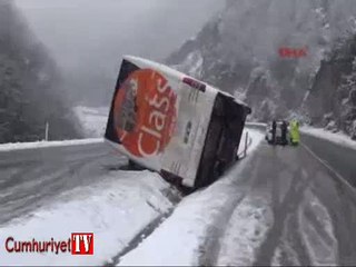 Zonguldak'ta yolcu otobüsü devrildi