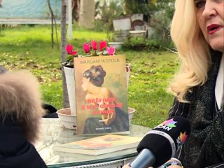 MARGARITA STOJA NE RREFIMET E NJE GRUAJE BJONDE