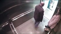 Un policier se tire dessus accidentellement dans un ascenseur !