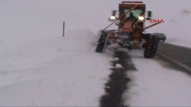 Muş Tipi Muş- Diyarbakır Karayolunu Kapattı