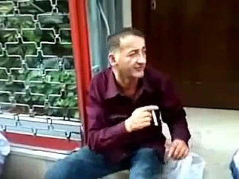 Ağzıyla klarnet sesi çıkaran adam