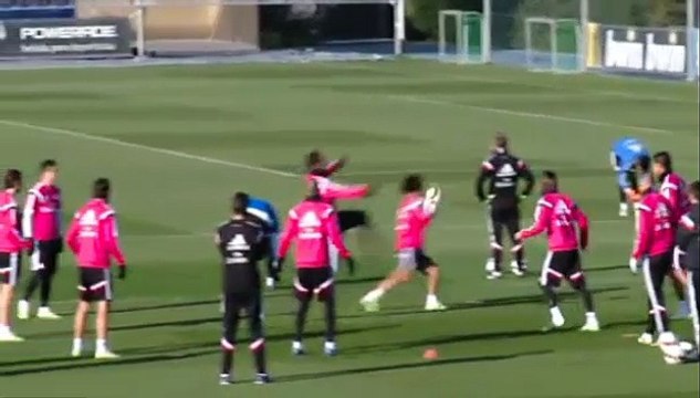 Cristiano Ronaldo casi le vuela la cabeza a Marcelo con una patada | Real Madrid