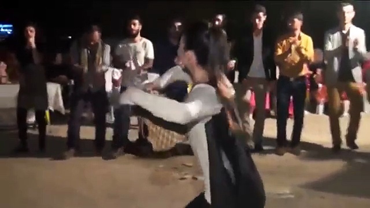 Kız Değişik Bir Oynama İcad Etmiş..Yakışmışş..