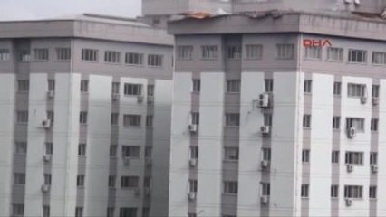 Malatya Vergi Dairesinin Çatısı Uçtu: 3 Ağır Yaralı