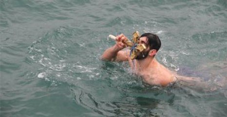 Ortodokslar, Dondurucu Soğukta Denizden Haç Çıkardı